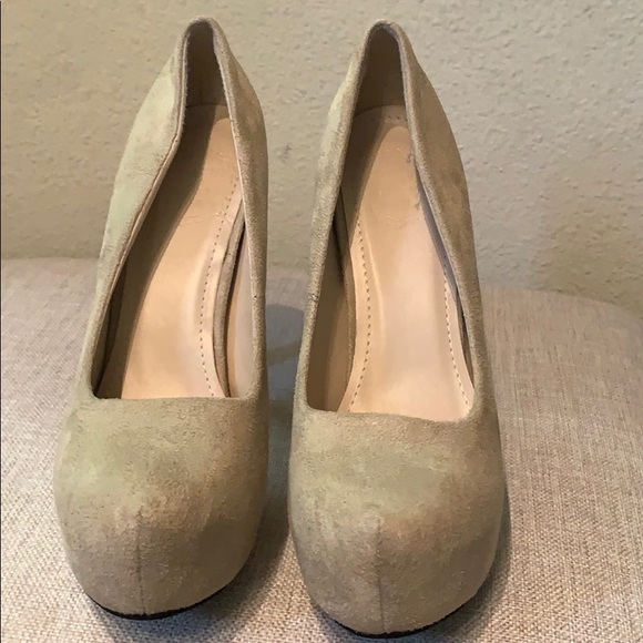 Women’s tan heels - Picture 2 of 3